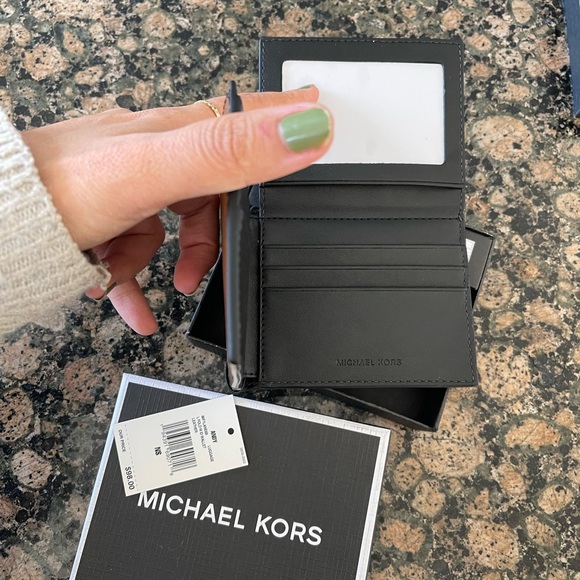Michael Kors wallet - Picture 4 of 4